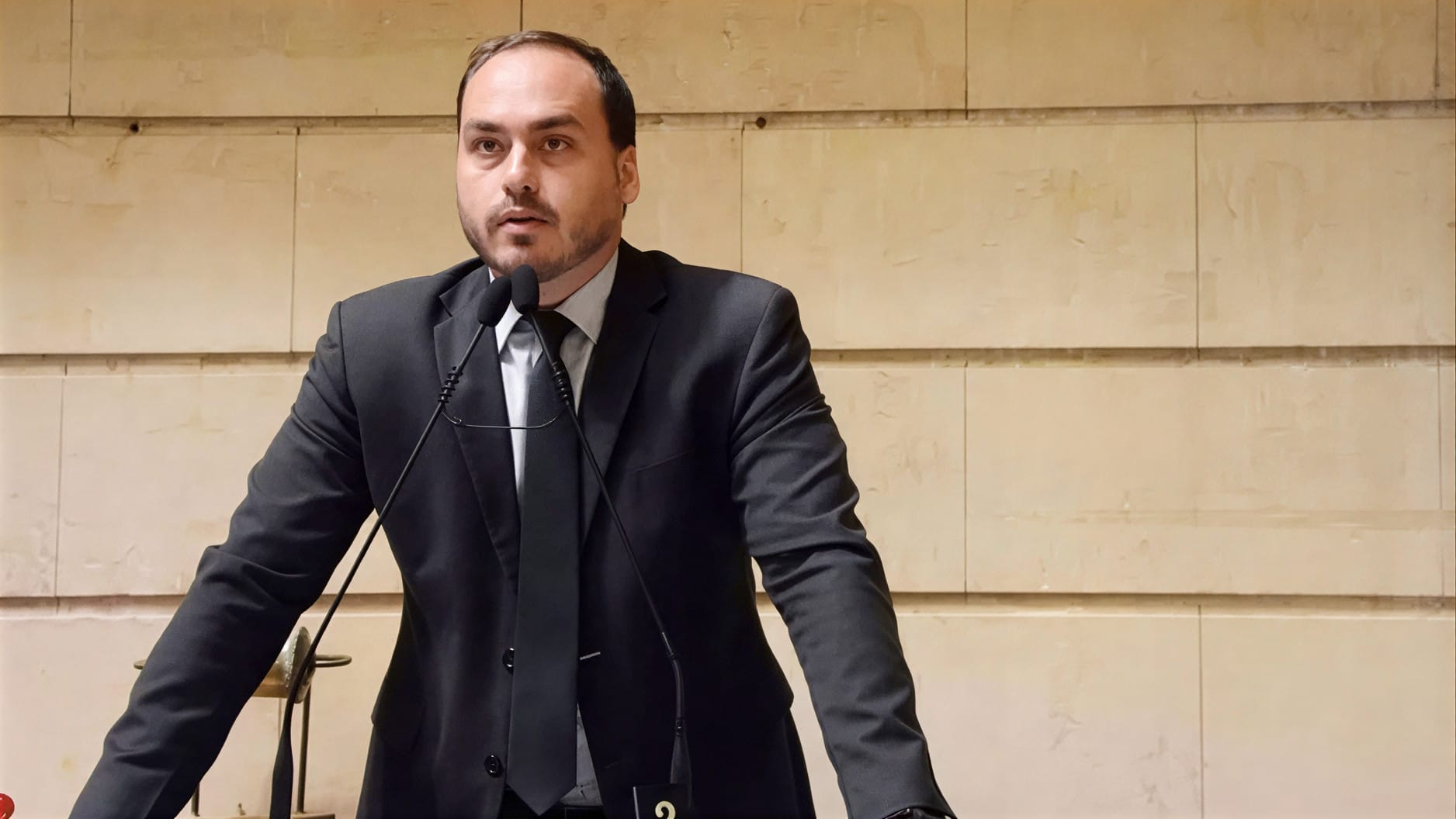 Carlos diz que Bolsonaro está abatido e culpa Cid por "famílias destruídas"